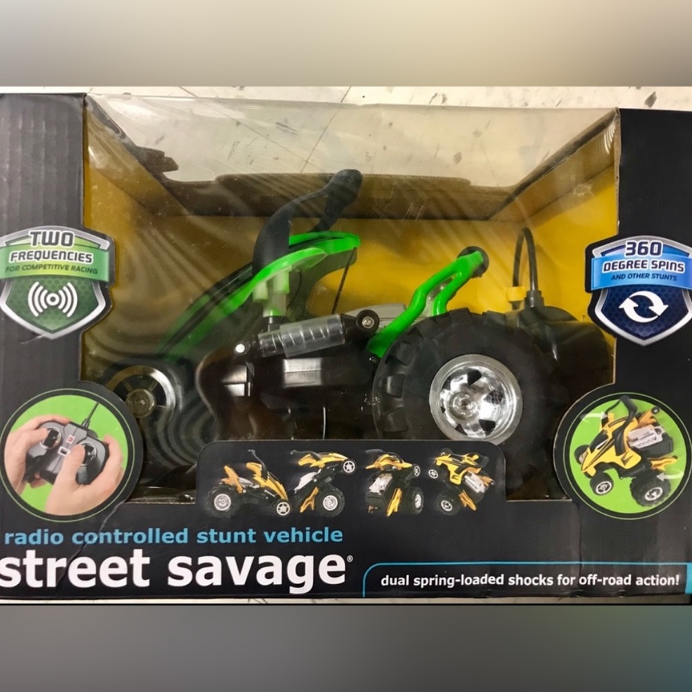Street Savage Radio/Remote control flipping stunt vehicle 360 S Turns